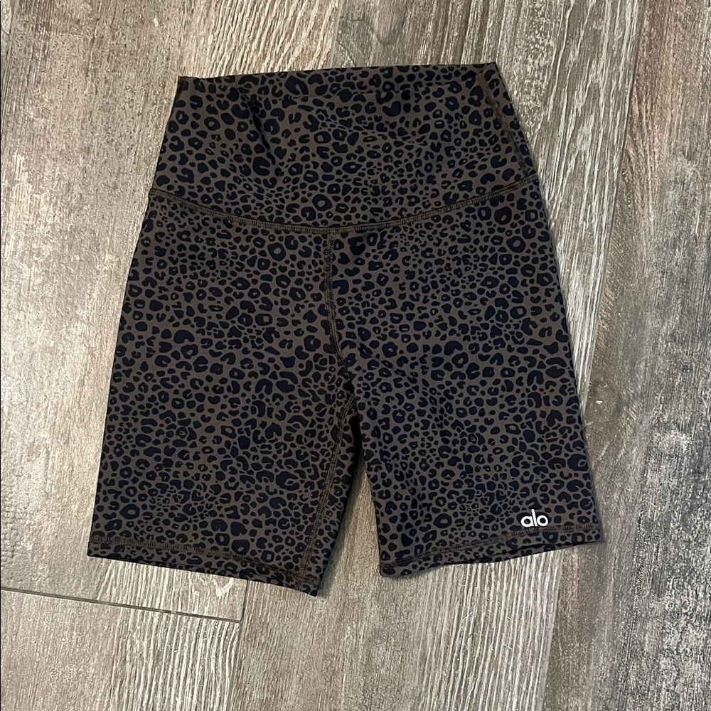 ALO Yoga High-Rise Leopard Bike Shorts - Black & Brown size x-small 6” inseam